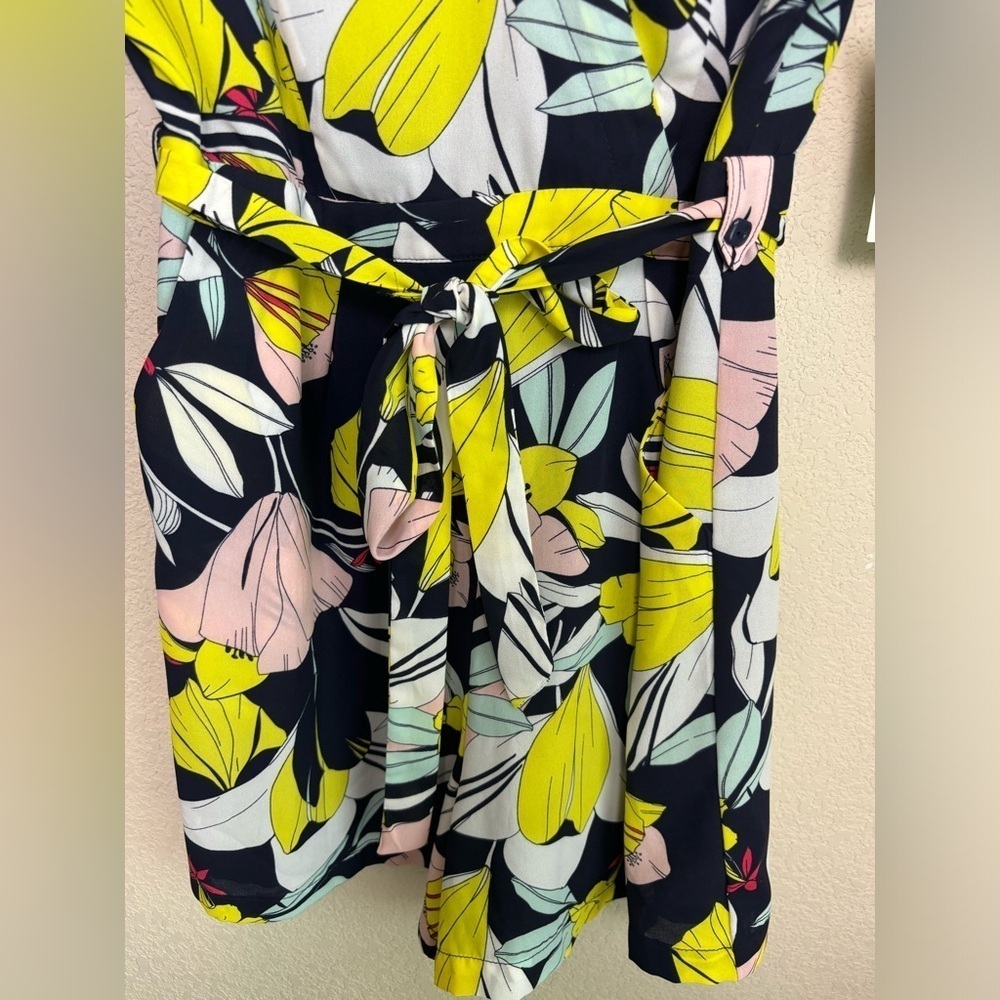 NWT Madison Jules Sydney Navy Blue Surplice Faux Wrap Tie Waist Floral Romper M - Picture 4 of 10